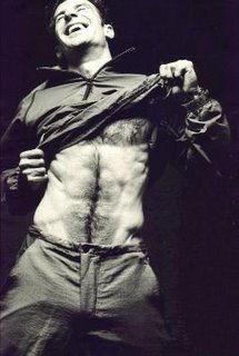 金山不如男儿脊,男儿脊梁更胜一筹